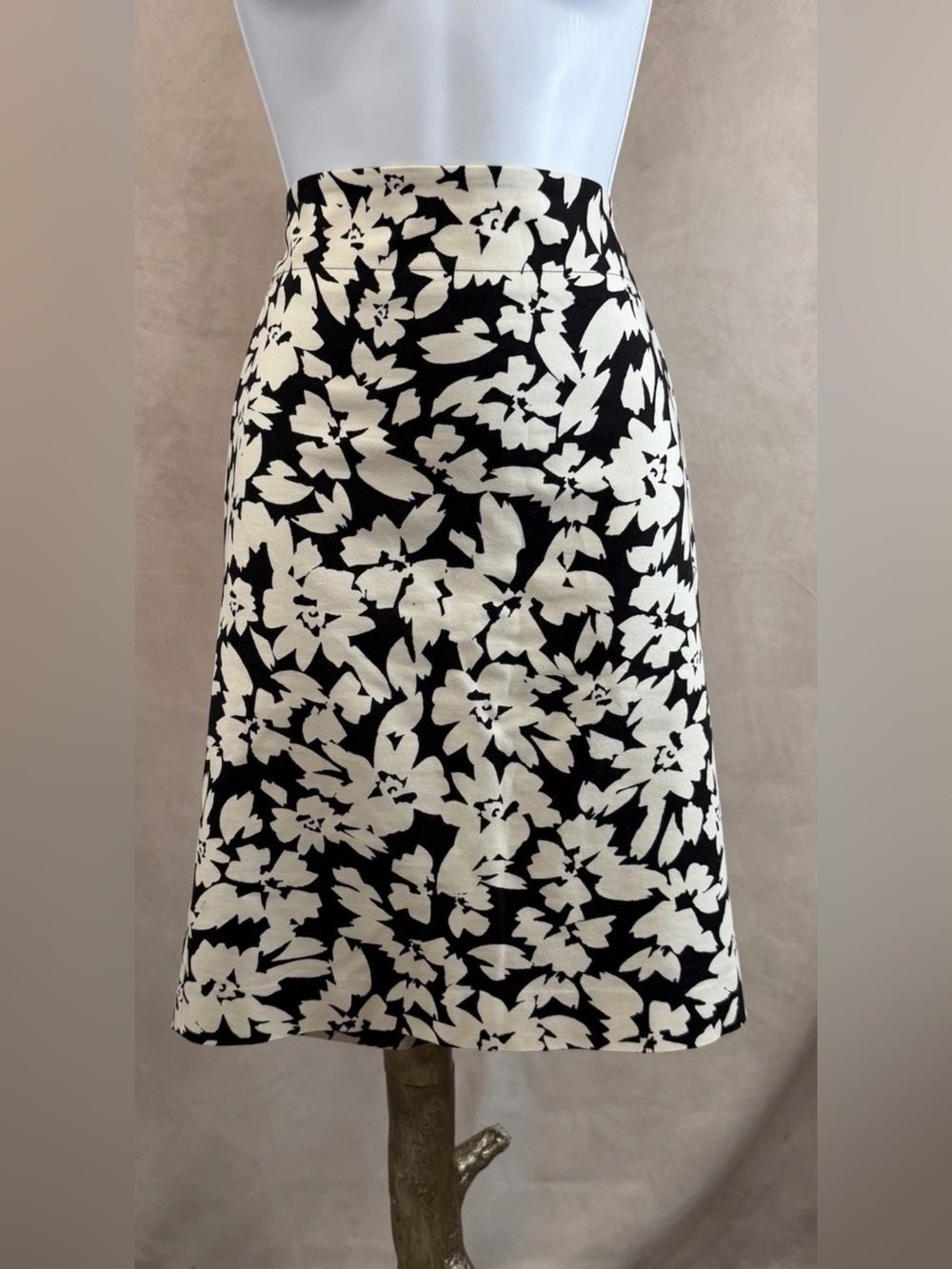 LOFT Black & White Floral Stretch Fitted Pencil Skirt Size 8